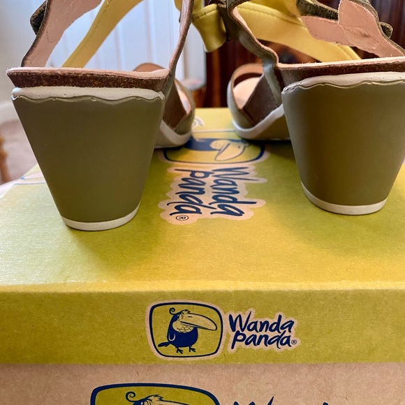 Dress up or dress down Moss Green Wanda Panda Leather Sandals - like new. - Picture 4 of 6